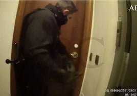 La acusación por la patada en la puerta: «Cuidado con absolver a los policías porque no caen bien los de la fiesta»