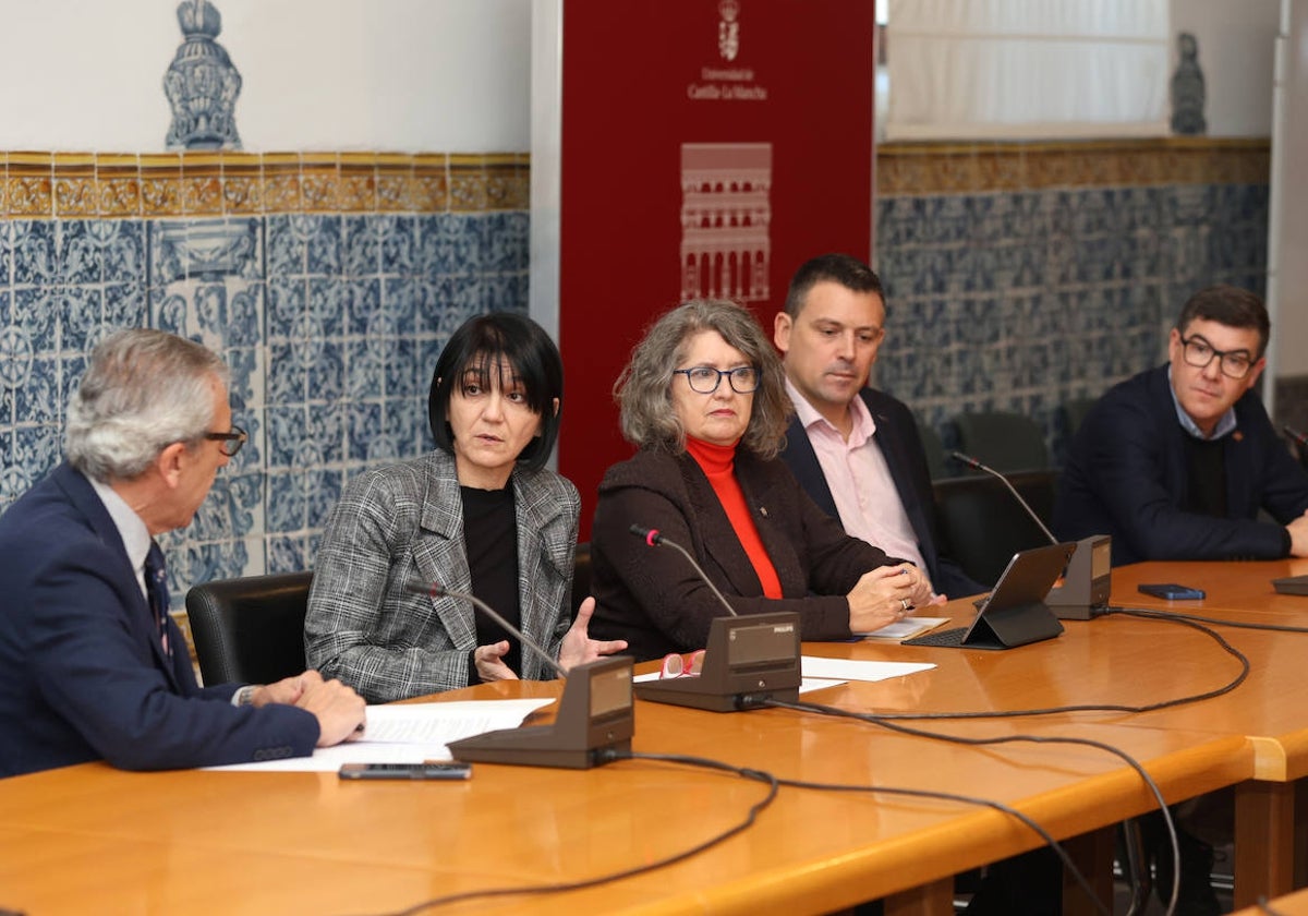 De izquierda a derecha: Antonio González, delegado de ABC Castilla-La Mancha; Raquel Vallejo, directora de Operaciones de Nedgia en la zona Centro-Sur; Mercedes Gómez, consejera de Desarrollo Sostenible de Castilla-La Mancha; Luis Puchades, director de Biovic y vicepresidente de Aebig; y José María Fernández, gerente de Proma Ingenieros