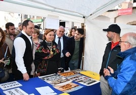 Cedillo manifiesta su apoyo a la mujer rural, implicada en la conservación de las costumbres y tradiciones