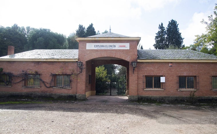 Imagen principal - Puerta principal del jardín atómico, cerrada con candado; en las fotos inferiores, abandono y grafitis en uno de los recintos cubiertos del espacio; y parte de los restos óseos de animales esparcidos por el viejo laboratorio