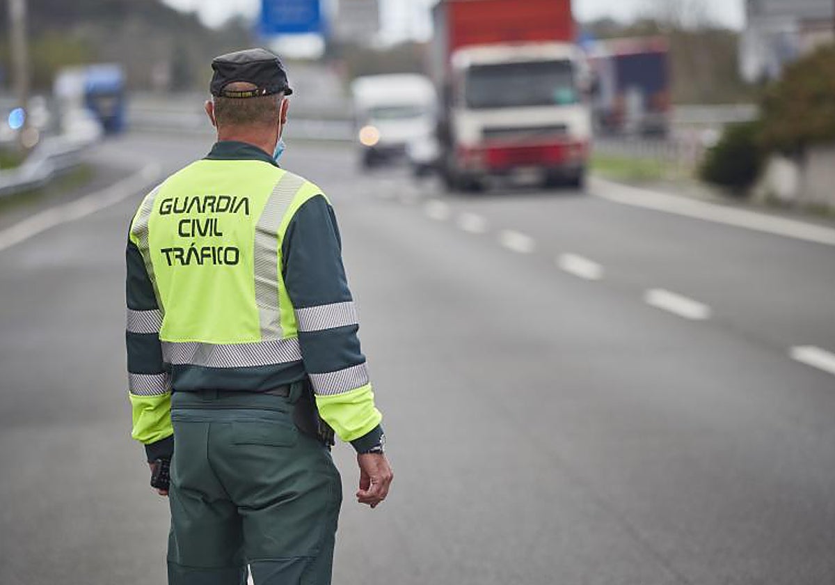 Un guardia civil de Tráfico, de servicio en una carretera navarra