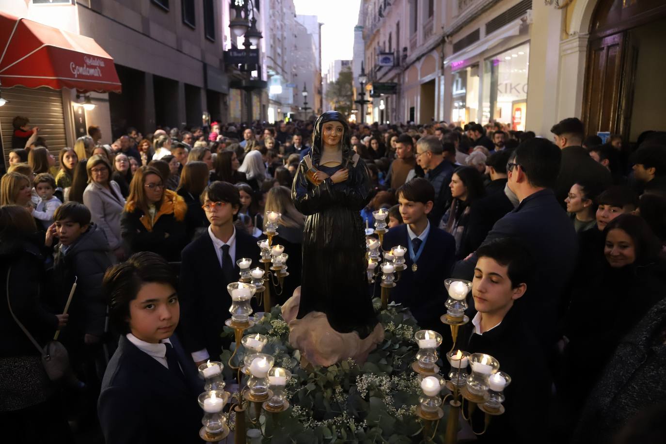 Fotos: la alegre procesión de la Virgen de la Medalla Milagrosa en Córdoba