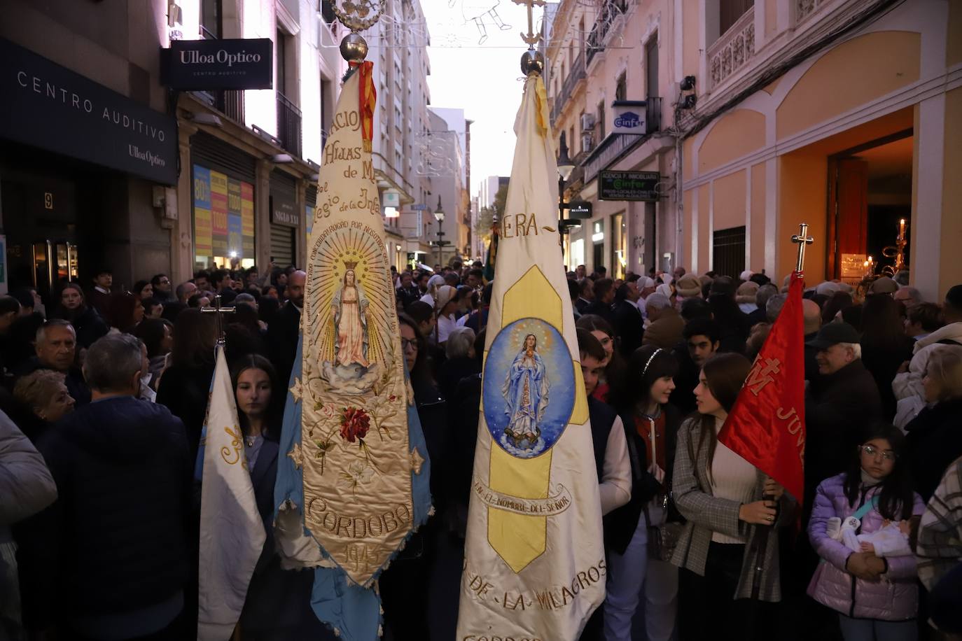 Fotos: la alegre procesión de la Virgen de la Medalla Milagrosa en Córdoba