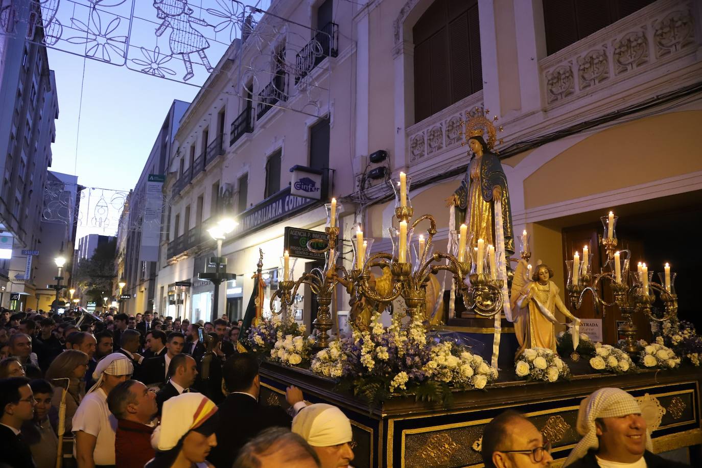 Fotos: la alegre procesión de la Virgen de la Medalla Milagrosa en Córdoba