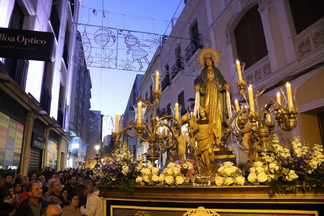 Fotos: la alegre procesión de la Virgen de la Medalla Milagrosa en Córdoba