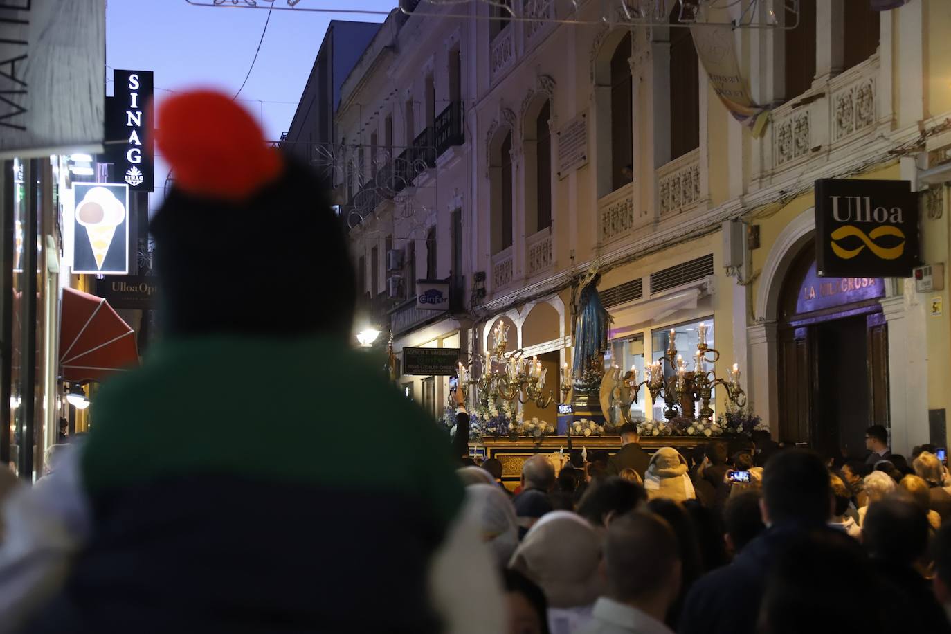 Fotos: la alegre procesión de la Virgen de la Medalla Milagrosa en Córdoba