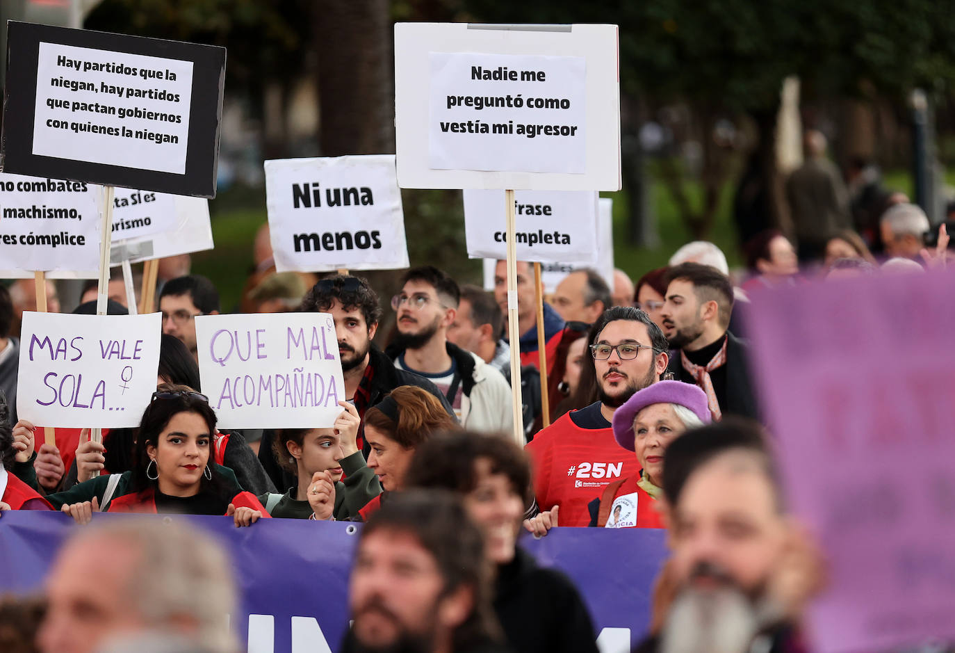 Fotos: la concurrida manifestación contra la violencia machista en Córdoba