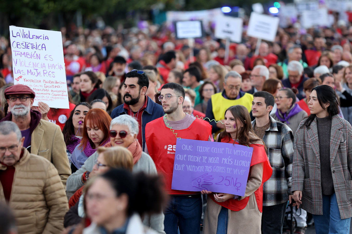 Fotos: la concurrida manifestación contra la violencia machista en Córdoba