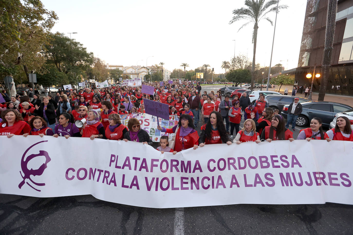 Fotos: la concurrida manifestación contra la violencia machista en Córdoba