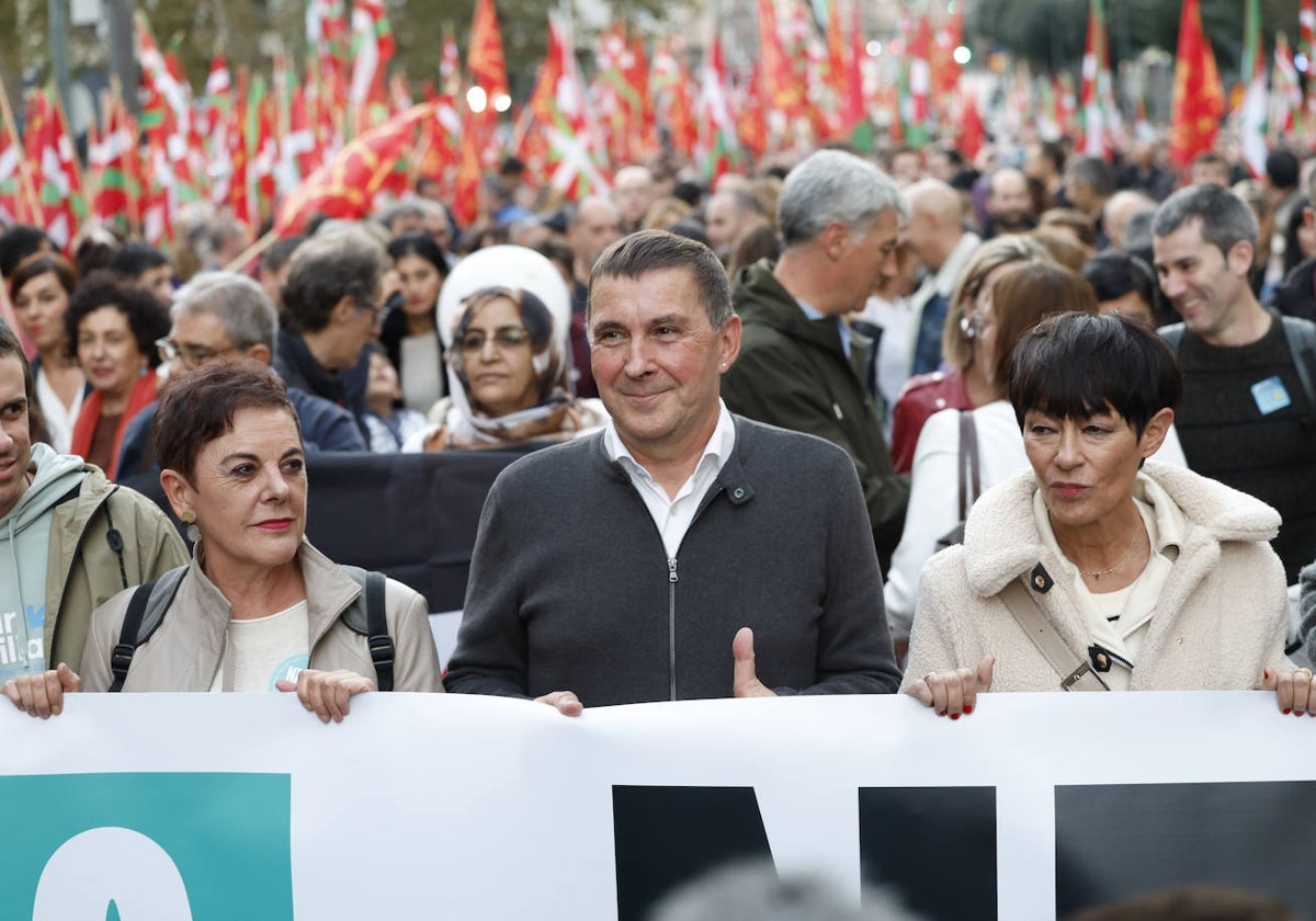 Arnaldo Otegi, junto a Mertxe Aizpurua (i) y Maddalen Iriarte (d), en la manifestación del pasado sábado