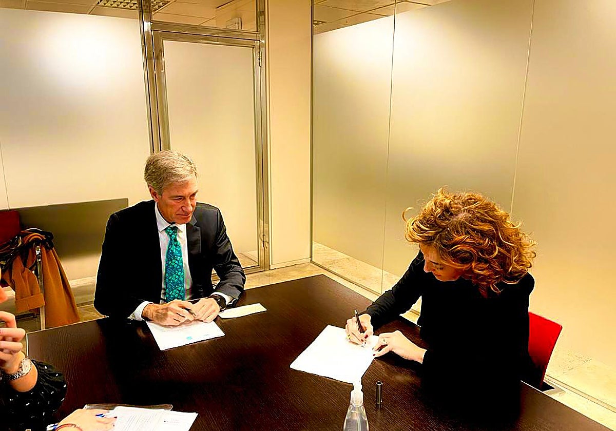 Firma del acuerdo entre Junta, Gobierno y Sareb