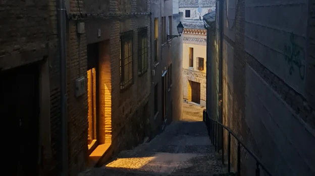 En la calle Cuesta Colegio Doncellas hay una luz en la noche oscura de Toledo