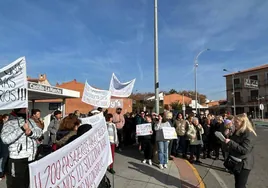 Un centenar de vecinos de Fuensalida piden más servicios de autobús con Madrid