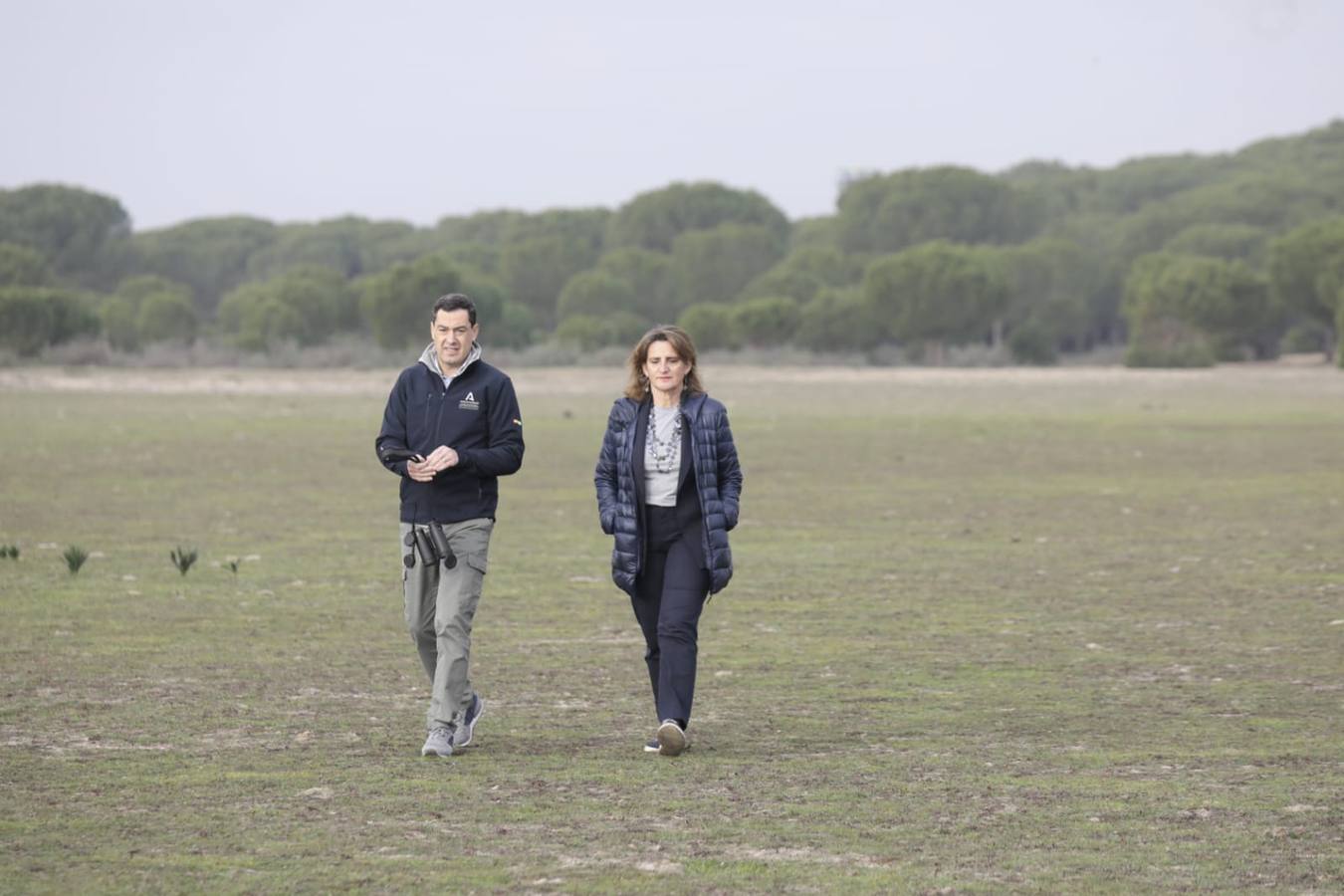 Teresa Ribera y Juan Moreno, durante su paseo por el parque nacional, previo a la firma 