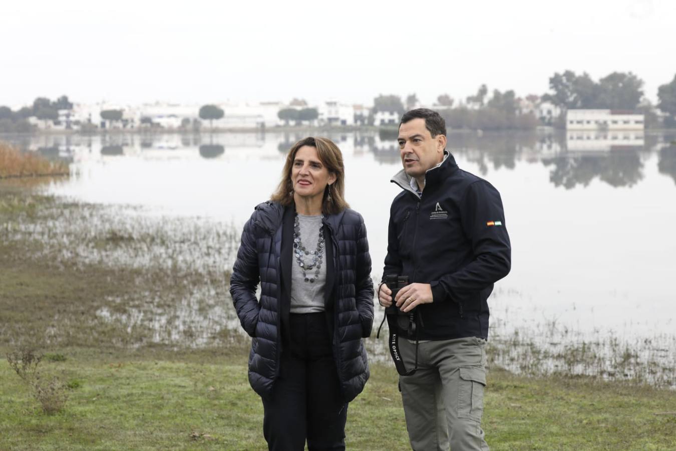 Teresa Ribera y Juan Moreno, durante su paseo por el parque nacional, previo a la firma 