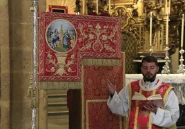 Bordados en oro sobre raso rojo en el nuevo banderín de los Santos Mártires de Córdoba de la Misericordia