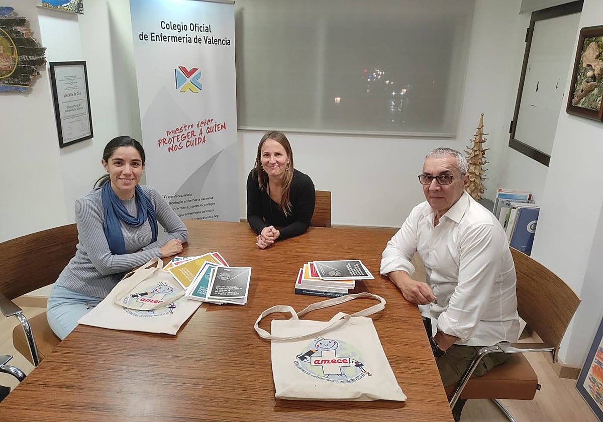 Imagen de Laura Almudéver, Itziar Ferragud y Juan José Tirado durante la explicación de la jornada