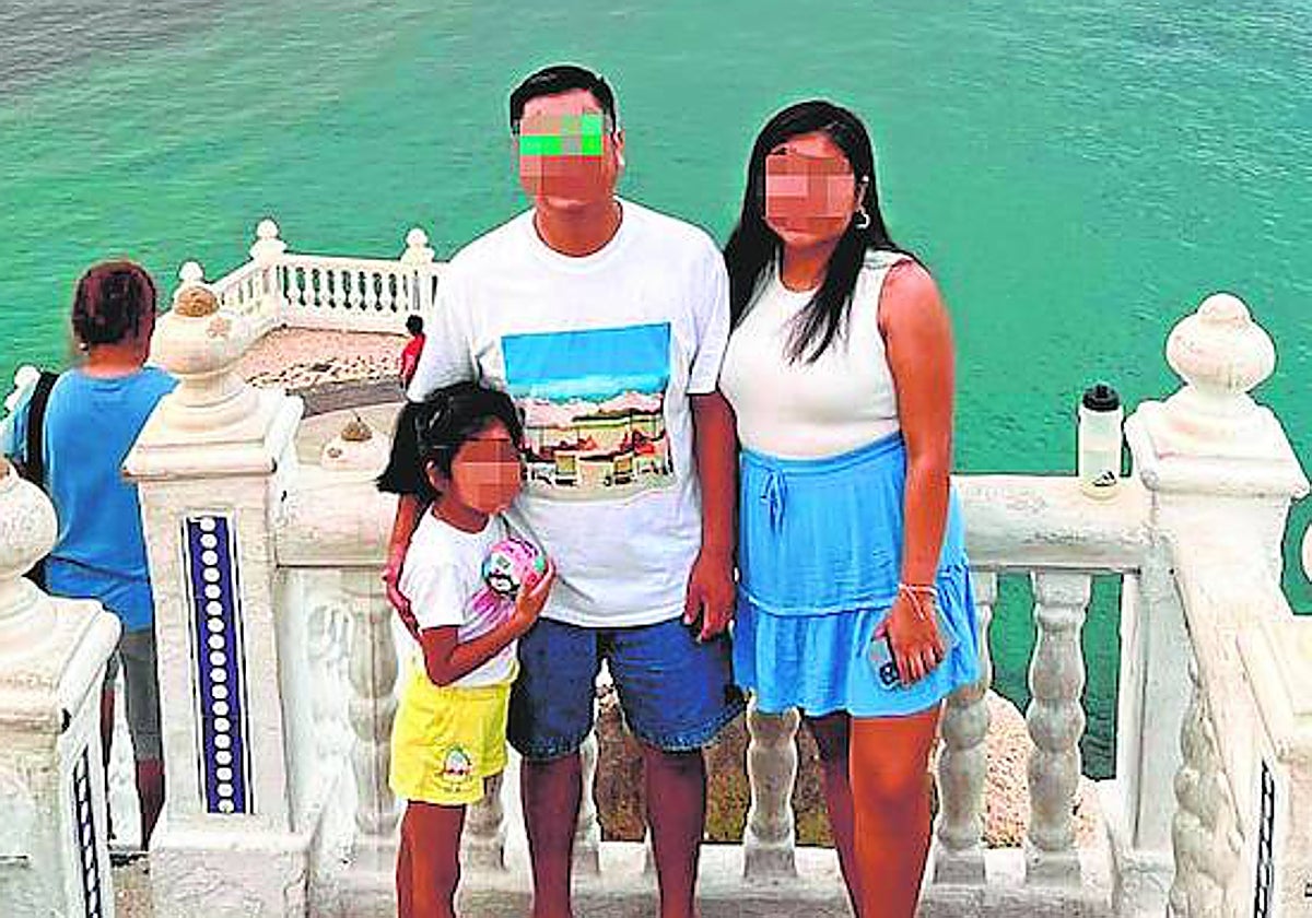 El asesino, con su mujer y su hija