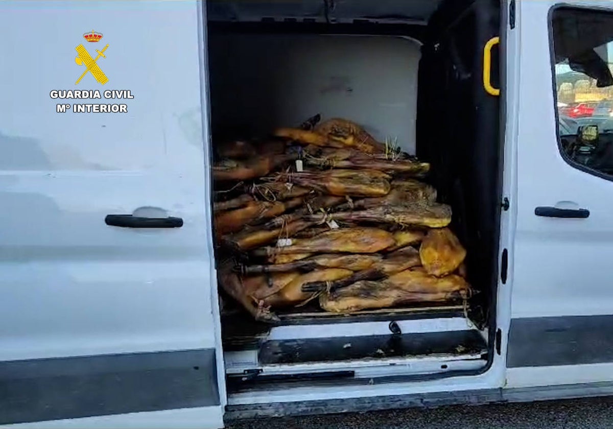 Furgoneta hallada con los jamones sustraídos de una empresa de ibéreicos en Villanueva de Córdoba