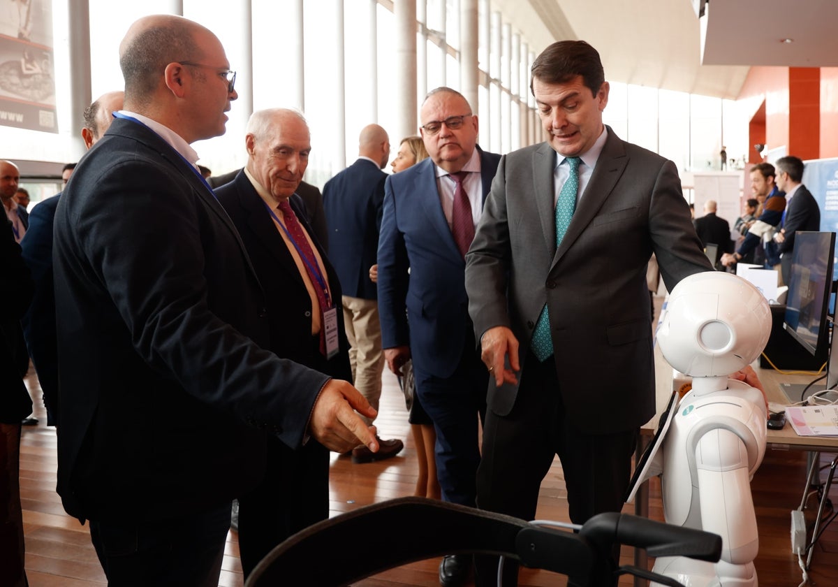 El presidente de la Junta y el consejero de Sanidad durante la jornada de presentación del Hub de Investigación e Innovación en Salud de Castilla y león