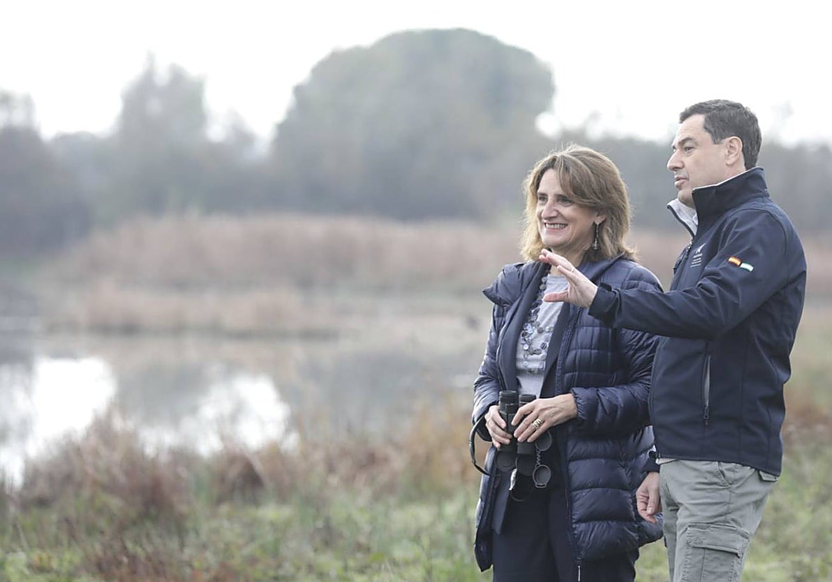 El presidente de la Junta y la ministra de Transición Ecológica, la mañana de este lunes en Doñana