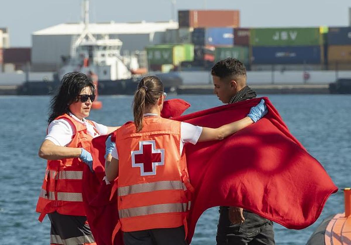 Imagen de la llegada de los migrantes al puerto de Arrecife