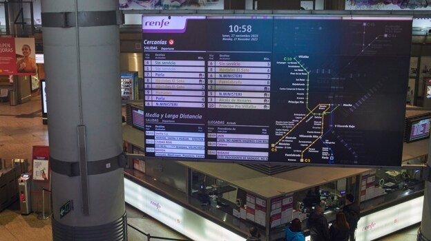 La pantalla informativa de Renfe Cercanías, con medio mapa apagado por la avería, este lunes por la mañana