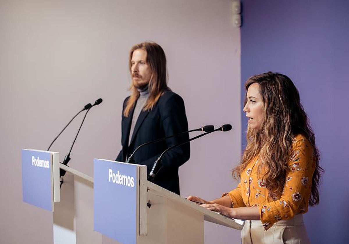 El portavoz de Podemos, Pablo Fernández; y la secretaria de Acción Institucional, María Teresa Pérez