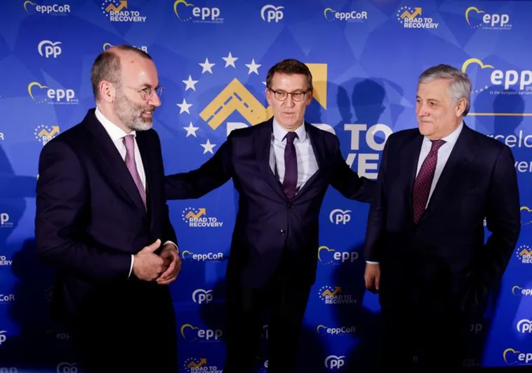 Alberto Núñez Feijóo junto a Manfred Weber y Antonio Tajani