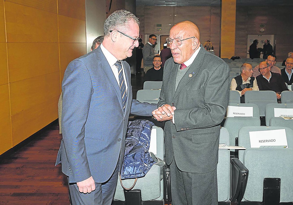 El consejero Gerardo Dueñas saluda al catedrático Carlos Buxadé