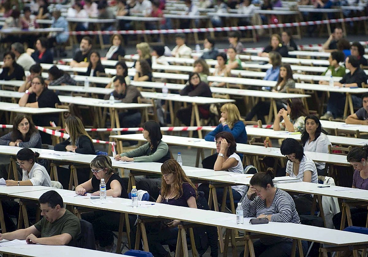 Aspirantes a una plaza en el sector público instantes antes del comienzo de un examen