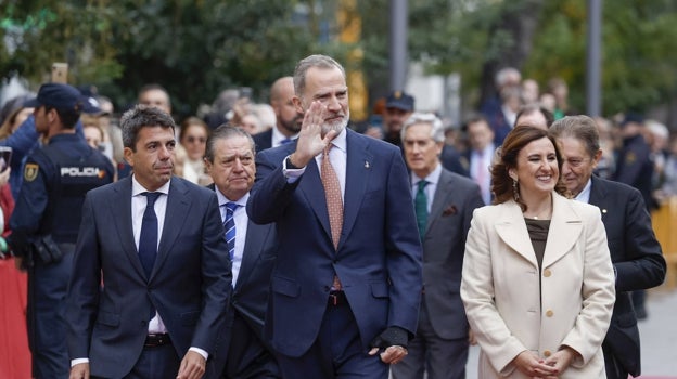 Imagen de Felipe VI a su llegada a Valencia este martes, junto al presidente de la Generalitat, Carlos Mazón, y la alcaldesa de la ciudad, María José Catalá