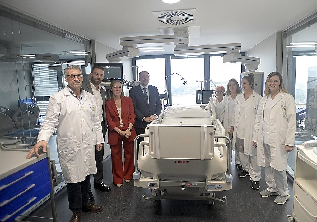 Los conselleiros de Sanidade e Infraestruturas visitando la nueva UCI del CHUAC