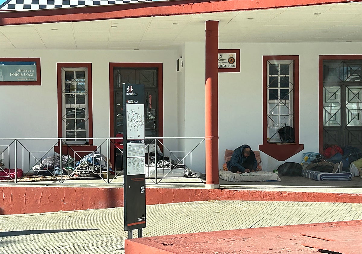 Temporeros en el exterior del edificio donde se pretende instalar las literas, junto al recinto ferial