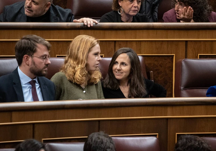 La secretaria de Organización de Podemos, Lilith Verstrynge, y la líder del partido, Ione Belarra, este martes en el pleno del Congreso