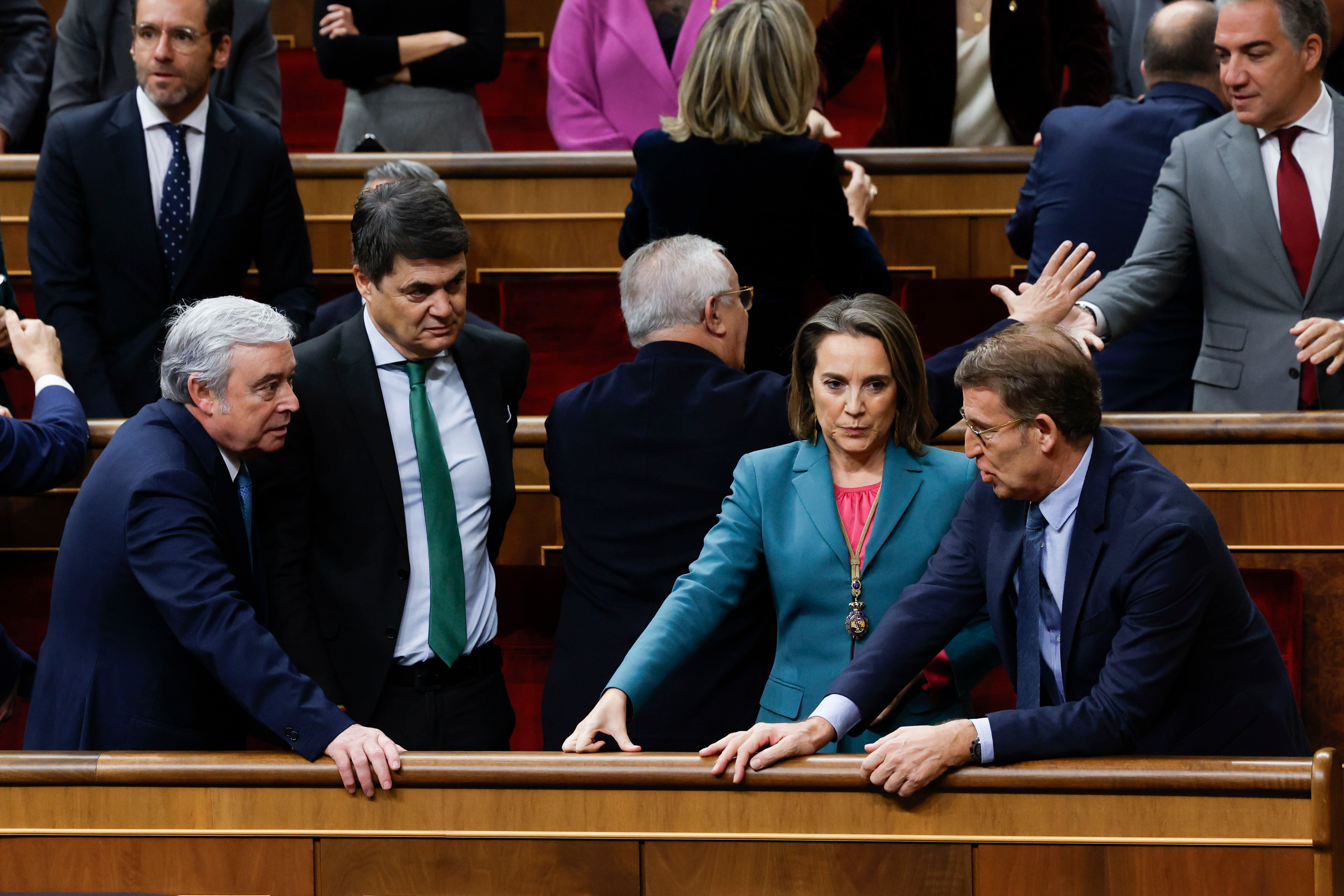 El líder del PP Alberto Núñez Feijóo conversa con Cuca Gamarra antes del comienzo de la solemne apertura de la XV Legislatura. 