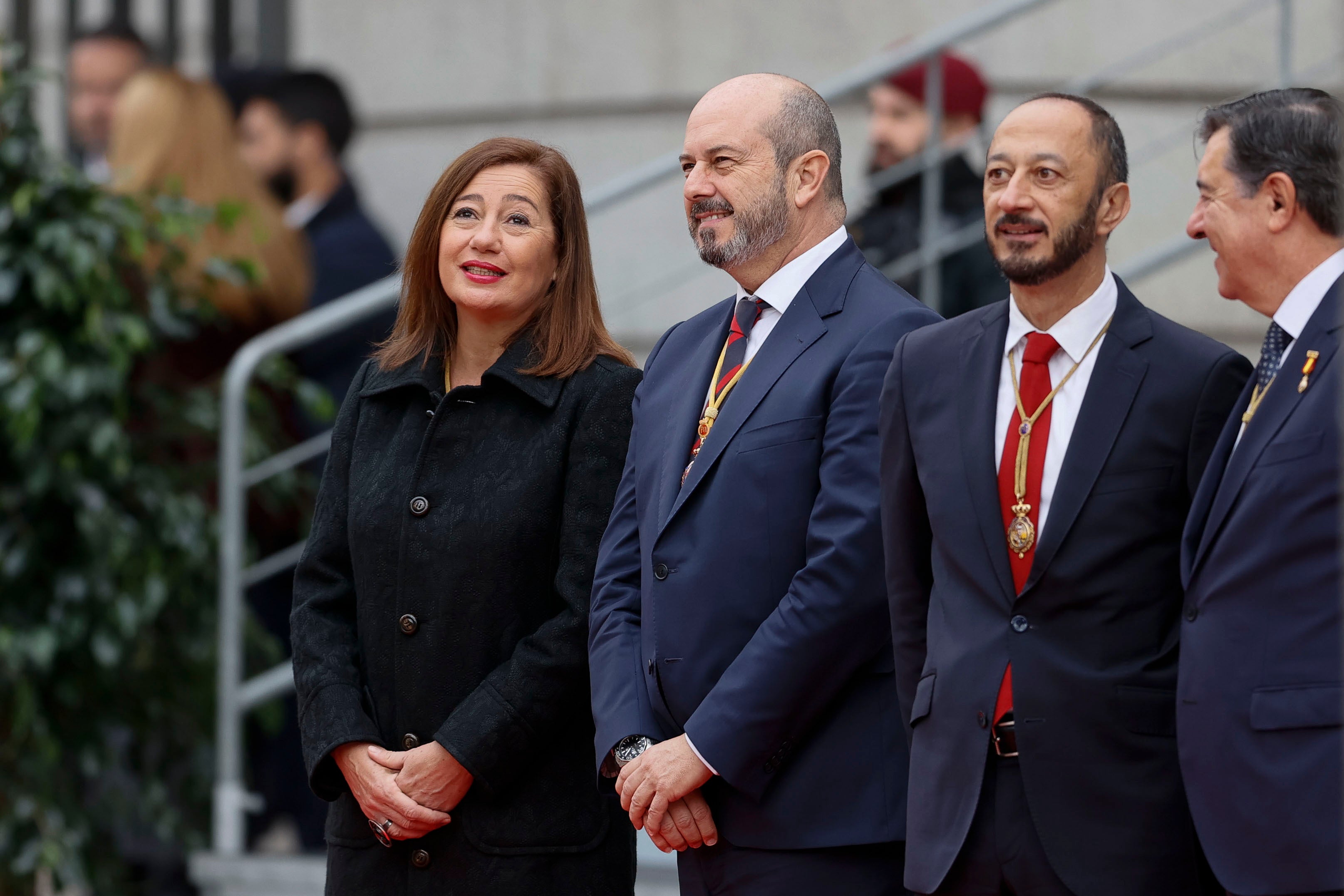 La presidenta del Congreso de los Diputados Francina Armengol (i) junto al presidente del Senado Pedro Rollán (c) antes del comienzo de la solemne apertura de la XV Legislatura. 