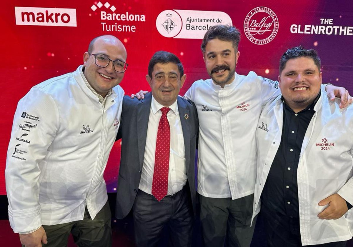 El presidente de la Diputación, Francisco Reyes, con los chefs de los restaurantes Estrellas Michelín