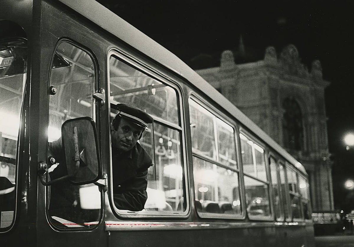 Uno de los primeros 'buhobuses' en circulación, en Madrid, fotografiado en 1975
