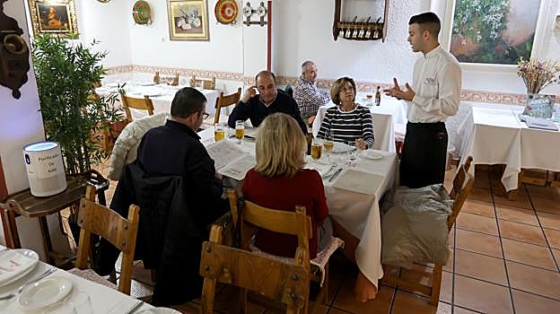 Un camarero atiende una mesa en la Taberna de Cuatro Caminos en Almodóvar