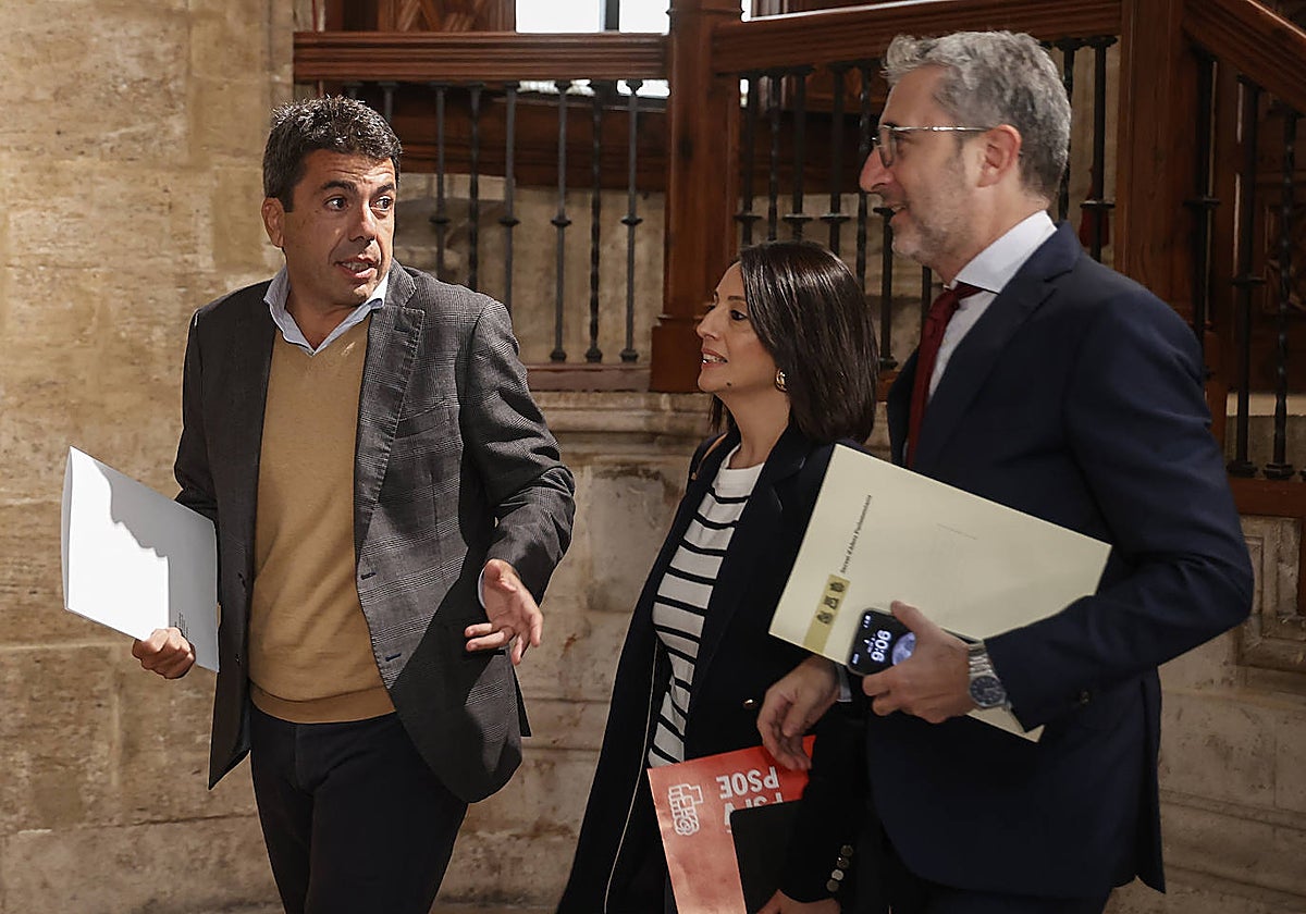 Imagen del presidente de la Generalitat, Carlos Mazón,; la síndica del PSPV, Rebeca Torró; y el portavoz adjunto, Arcadi España, este miércoles en el Palau