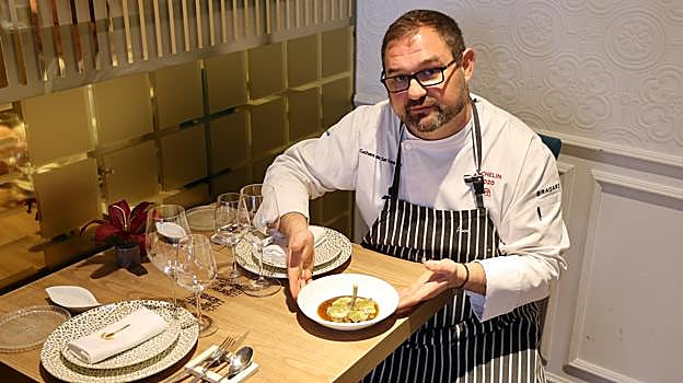 El chef Paco López muestra uno de sus platos en la Cuchara de San Lorenzo