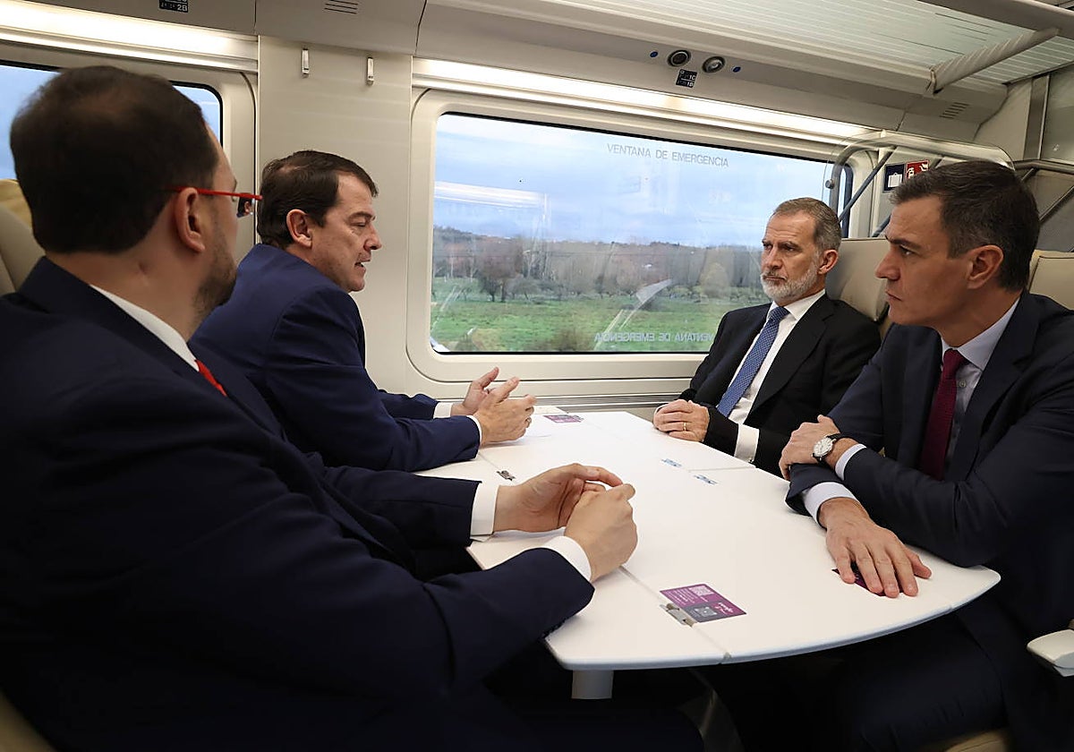 El Rey, junto a Barbón, Mañueco y Sánchez, en el viaje inaugural de la Variante de Pajares