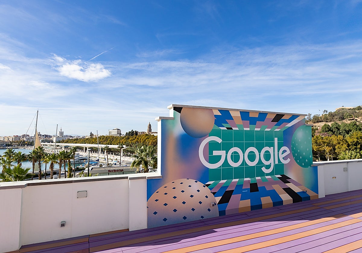 El logo de Google preside la terraza con vistas al Puerto de Málaga