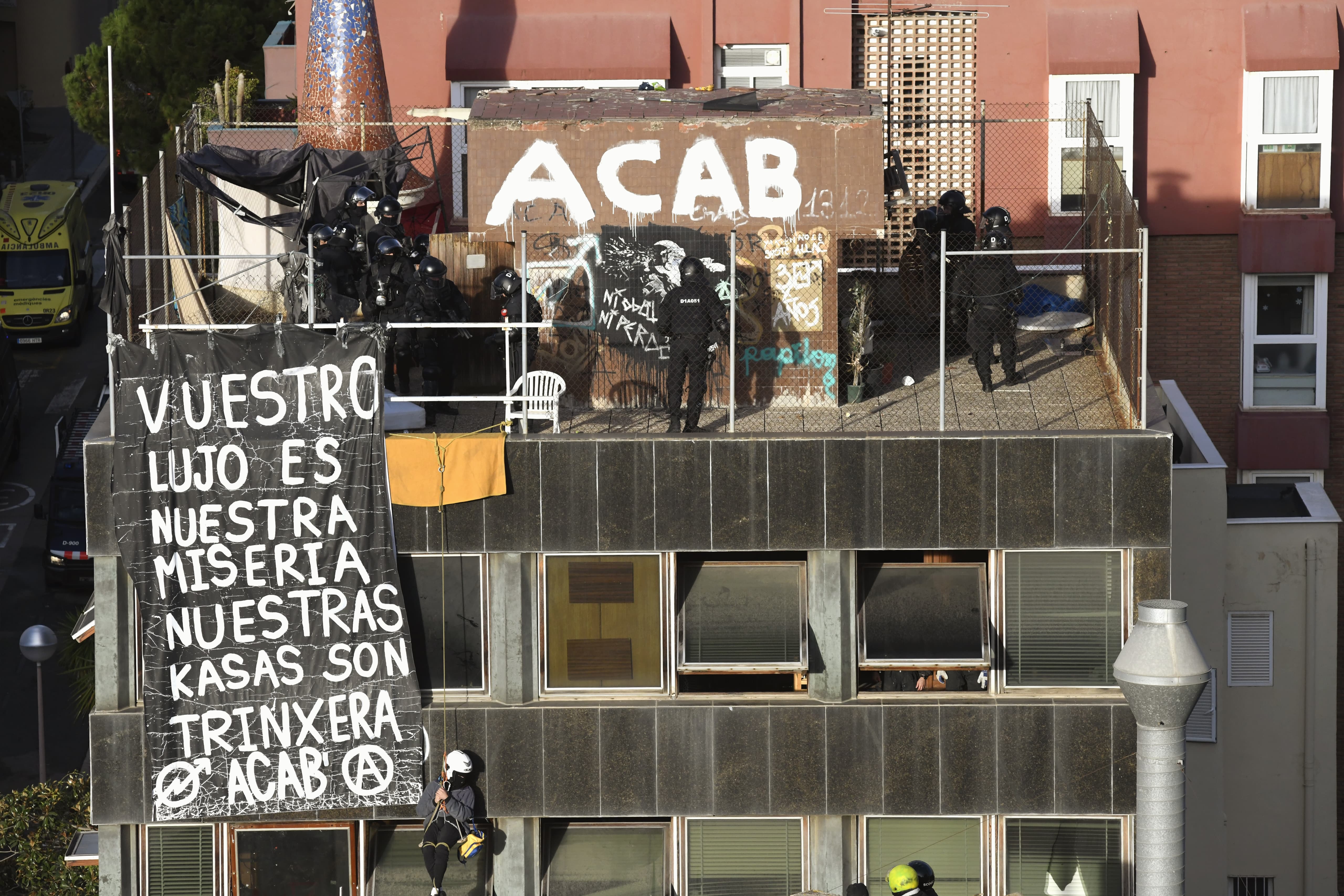 Los Mossos estrenan una jaula para desalojar a los okupas de la Bonanova