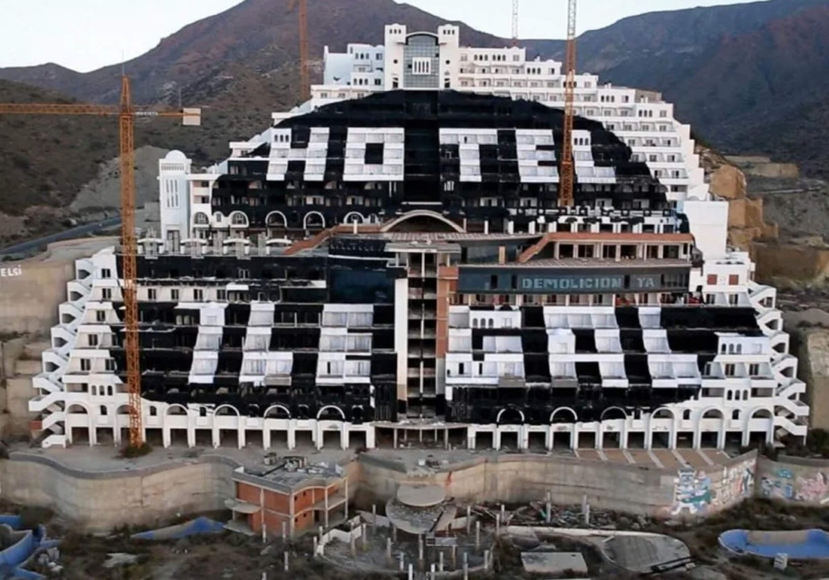 Vista del Hotel El Algarrobico tras una pintada de Greenpeace.