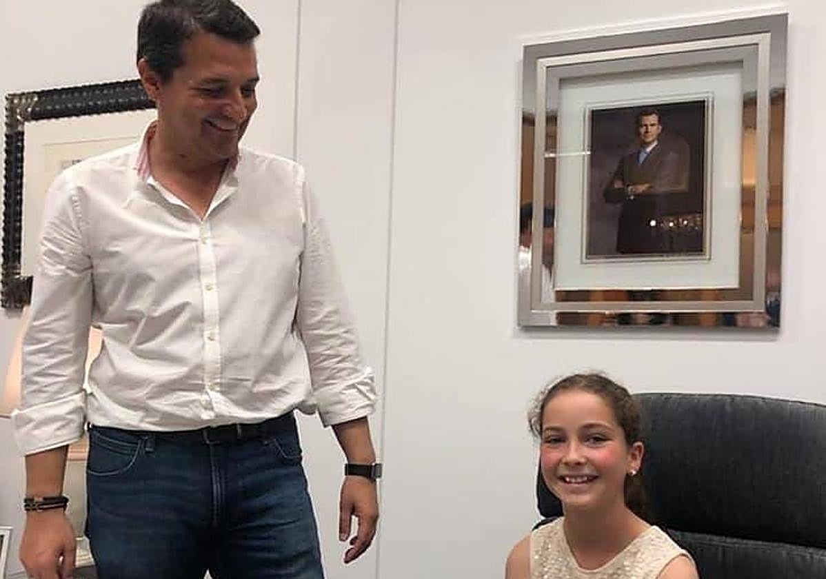 La pequeña Lola con el alcalde durante su visita al Consistorio este año