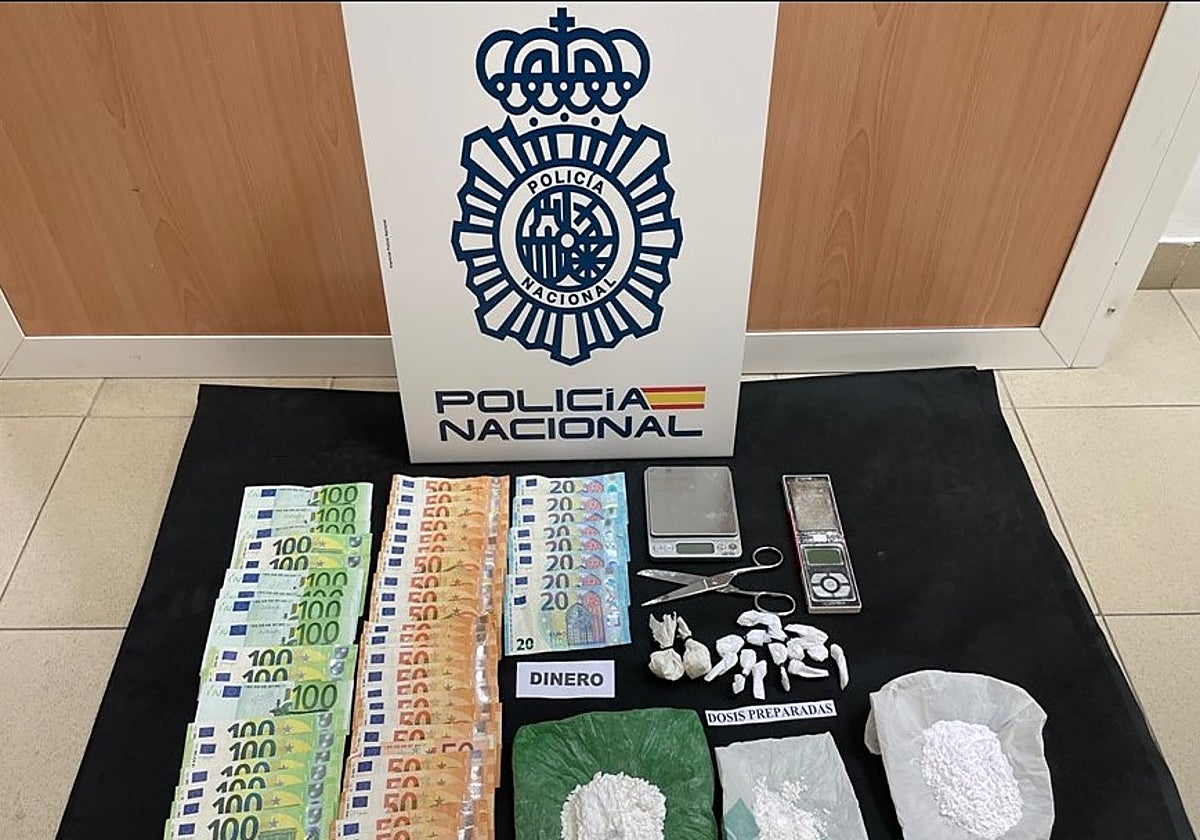 Dinero, droga y material incautado por la Guardia Civil