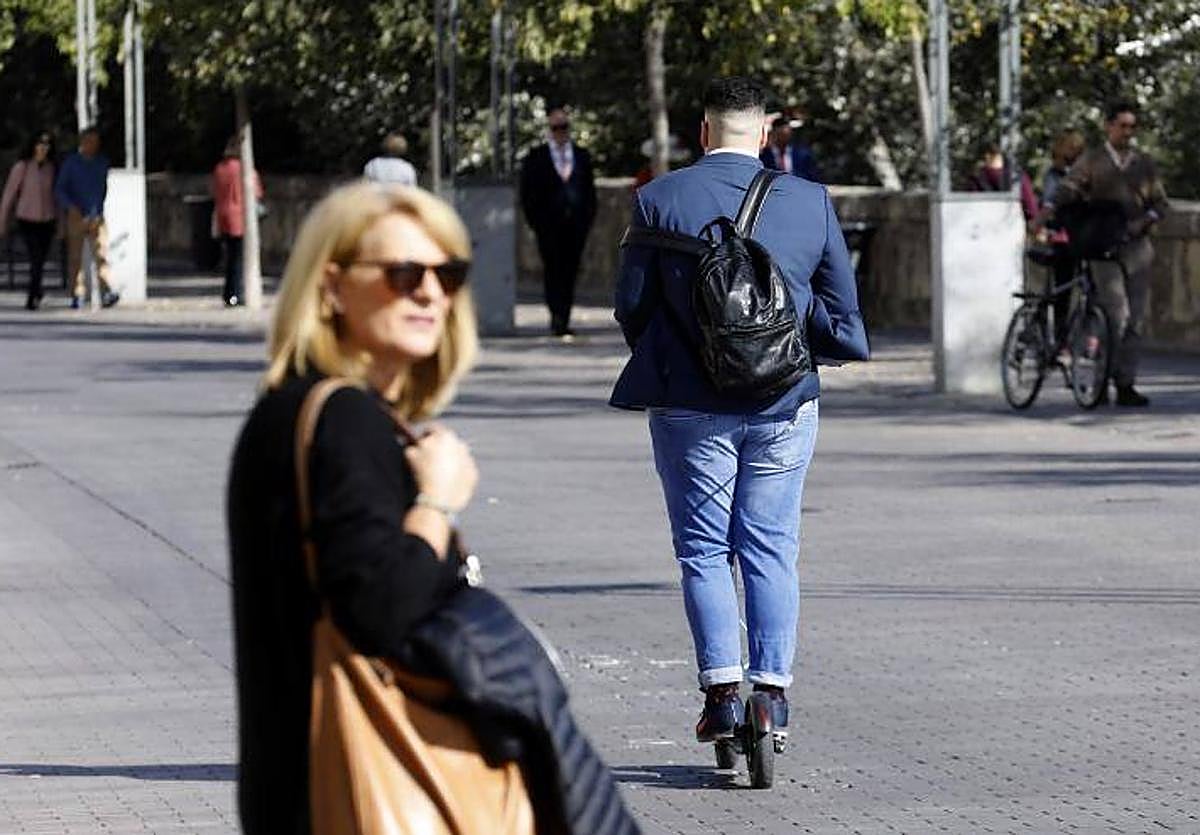 Un joven en patinete por Córdoba