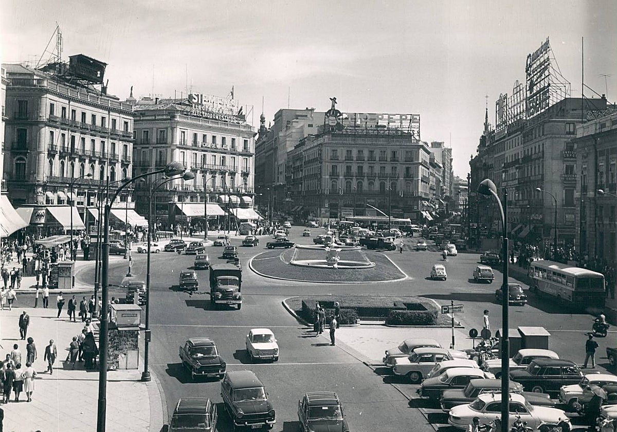La Puerta del Sol, en una imagen de 1964
